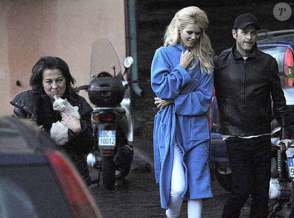 Claudia Schiffer fait une pause avec son mari Matthew Vaughn alors qu'elle est en plein shooting à Sorrente, en Italie. Le 15 décembre 2011