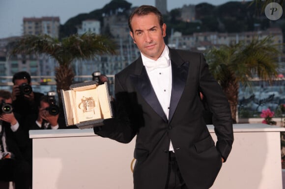 Jean Dujardin, le 22 mai 2011 à Cannes, avec son prix d'interprétation.