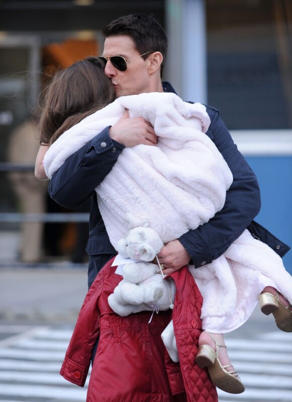 Tom Cruise vient chercher sa fille Suri, 5 ans, à son cours de gymnastique. 16 décembre 2011