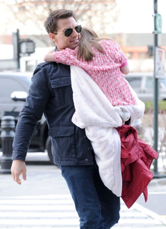 Tom Cruise vient chercher sa fille Suri, 5 ans, à son cours de gymnastique. Elle est ravie de retrouver son papa ! Le 16 décembre 2011