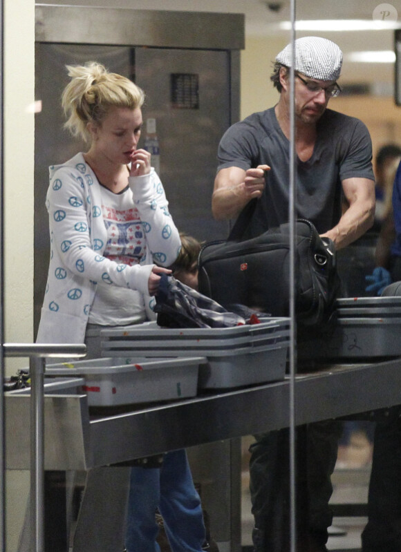 Britney Spears et Jason Trawick à l'aéroport de Porto-Rico, le dimanche 11 décembre 2011.