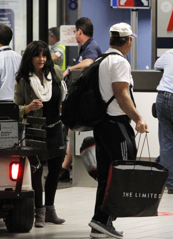 Jamie et Lynne Spears, les parents de Britney Spears, à l'aéroport de Porto-Rico, le dimanche 11 décembre 2011.