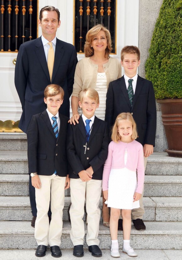 Iñaki Urdangarin en famille avec son épouse l'infante Cristina d'Espagne et leurs quatre enfants, sur la carte de voeux des fêtes de fin d'année 2011.