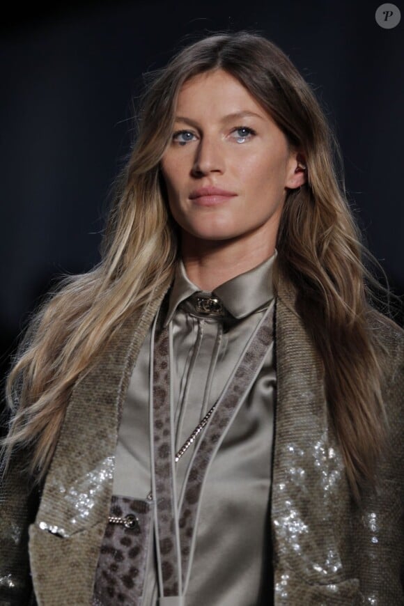 Gisele Bündchen sur le podium Givenchy lors de la fashion week parisienne. 
