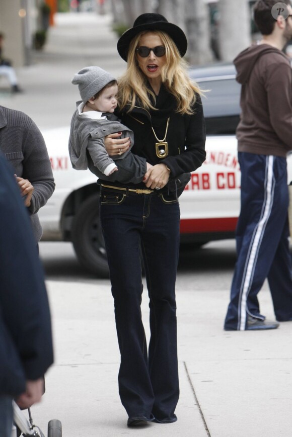 Rachel Zoe et son fils Skyler s'accorde une pause shopping à Los Angeles, le 19 décembre 2011.