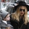 La styliste Rachel Zoe et son fils Skyler (9 mois) de sortie dans le quartier de West Hollywood pour des derniers achats de Noël. Los Angeles, le 19 décembre 2011.