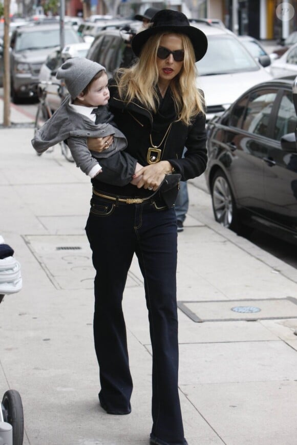 La styliste Rachel Zoe et son fils Skyler (9 mois) de sortie dans le quartier de West Hollywood pour des derniers achats de Noël. Los Angeles, le 19 décembre 2011.