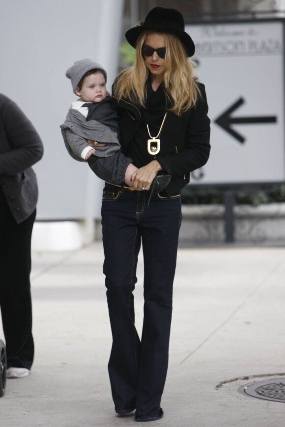 Dans son typique look seventies marquée par son jean bootcut, Rachel Zoe s'est accordée une session shopping avec son fils Skyler. Los Angeles, le 19 décembre 2011.