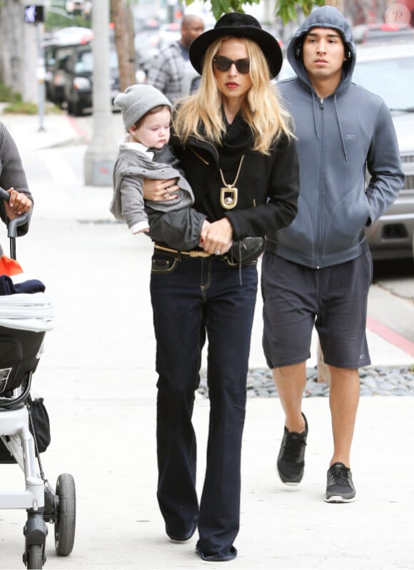 Rachel Zoe, en balade avec Skyler son fils de sept mois, dans le quartier de West Hollywood pour une thérapie shopping. Los Angeles, le 19 décembre 2011.
