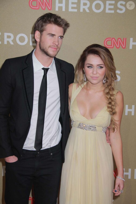 Miley Cyrus et Liam Hemsworth lors de la soirée CNN Heroes - An Allstar  Tribute à Los Angeles, le 11 décembre 2011