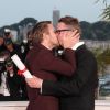 Ryan Gosling, héros de Drive, embrasse son réalisateur Nicolas Winding Refn, prix de la mise en scène au festival de Cannes 2011