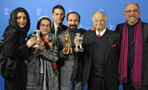 Les acteurs (Sareh Bayat, Sarina Farhadi, Peyman Moadi, Ali Asghar Shahbazi et Babak Karimi) et le réalisateur Asghar Farhadi réunis avec leurs prix du festival de Berlin pour le film Une séparation, février 2011