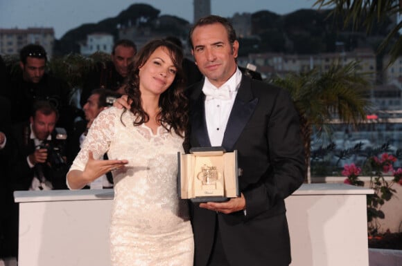 Bérénice Bejo pose avec son partenaire Jean Dujardin, prix d'interprétation pour The Artist au festival de Cannes 2011