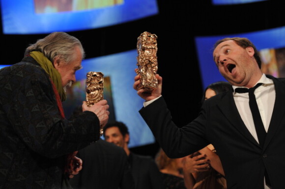 Michael Lonsdale (César du meilleur second rôle pour Des hommes et des dieux) et Xavier Beauvois (réalisateur de Des hommes et des dieux lauréat du meilleur film) lors des César 2011