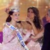 Miss France 2011, Laury Thilleman pose la couronne à Delphine Wespiser  lors de l'élection de Miss France 2012, à Brest, le 3 décembre 2011
