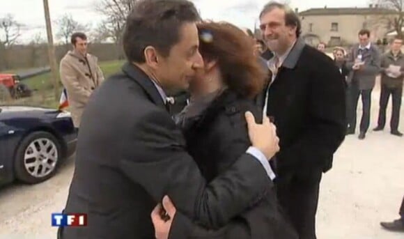 Visite de Nicolas Sarkozy chez la productrice de lait Sophie Poux, mars 2011. La bise pour se dire bonjour...