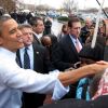 Bain de foule pour Barack Obama qui s'est lancé dans une séance shopping à Alexandria en Virginie en compagnie de son chien Bo. Le 21 décembre 2011