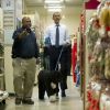 Barack Obama s'est lancé dans une séance shopping à Alexandria en Virginie en compagnie de son chien Bo. Le 21 décembre 2011