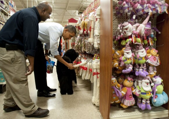 Barack Obama en plein élan shopping à Alexandria en Virginie en compagnie de son chien Bo. Le 21 décembre 2011