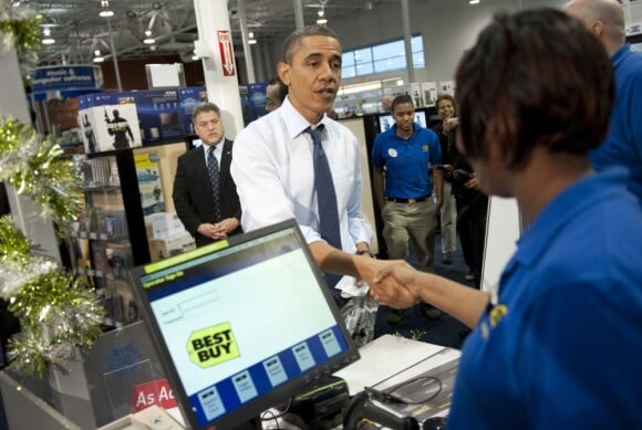 Barack Obama a la fièvre acheteuse ! Le président américain a surpris des employés d'un supermarché à Alexandria en Virginie en compagnie de son chien Bo. Le 21 décembre 2011