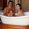 Adeline Blondieau avec son compagnon Laurent et leur fille Wilona dans la baignoire, à Marrakech pendant les vacances de la Toussaint