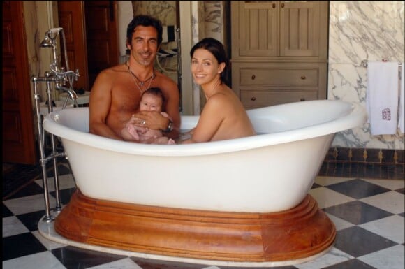 Adeline Blondieau avec son compagnon Laurent et leur fille Wilona dans la baignoire, à Marrakech pendant les vacances de la Toussaint