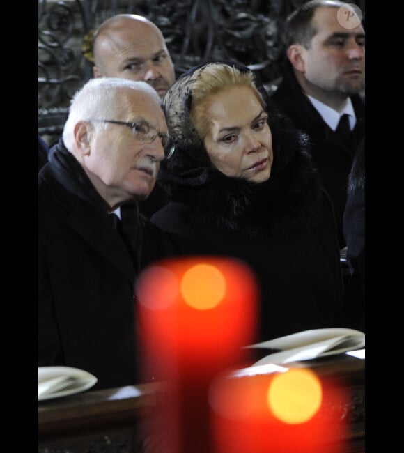 Le président tchèque Vaclav Klaus et Dagmar Havlova, veuve de Vaclav Havel lors des funérailles d'Etat de Vaclav Havel à Prague le 23 décembre 2011