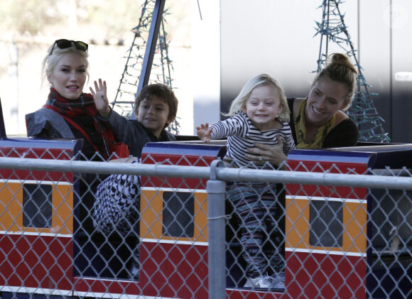 Gwen Stefani et ses fils Kingston et Zuma passent un agréable moment au parc Griffith avec la nounou à Los Angeles le 23 décembre 2011
 
 