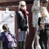 Gwen Stefani, ses fils Kingston et Zuma, ainsi que la nounou s'éclatent au parc Griffith à Los Angeles le 23 décembre 2011
 
 