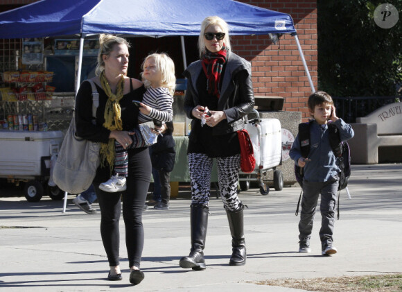 Gwen Stefani se promène avec ses fils Kingston et Zuma, ainsi que la nounou au parc Griffith à Los Angeles le 23 décembre 2011