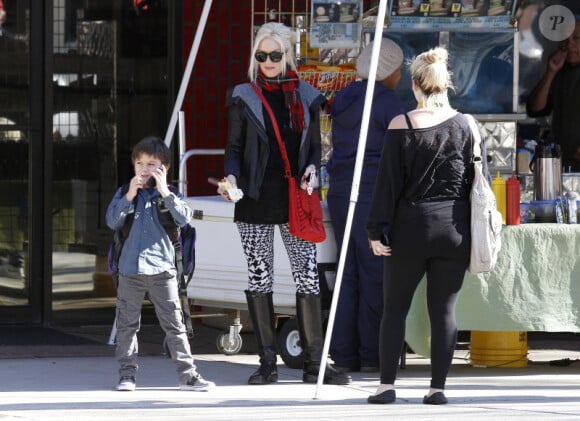 Gwen Stefani : le petit Kingston se prend pour un business man au téléphone alors qu'il se trouve avec sa mère, son petit frère Zuma et la nounou au parc Griffith à Los Angeles le 23 décembre 2011
 
 