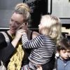 Gwen Stefani : C'est au tour de Zuma de jouer avec le téléphone avec la nounou alors qu'il se trouve avec son grand frère Kingston et sa maman au parc Griffith à Los Angeles le 23 décembre 2011
 
 