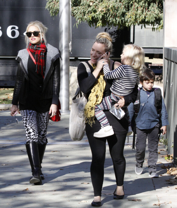 Gwen Stefani : C'est au tour de Zuma de jouer avec le téléphone avec la nounou alors qu'il se trouve avec son grand frère Kingston et sa maman au parc Griffith à Los Angeles le 23 décembre 2011
 
 
