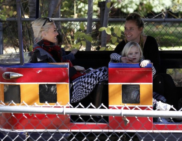 Gwen Stefani passe une agréable journée avec ses fils Kingston et Zuma ainsi que leur nounou dans le Griffith Park de Los Angeles le 23 décembre 2011