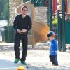 Mark Wahlberg entouré de sa précieuse famille s'éclate au parc pour enfants à Los Angeles. Le 22 décembre 2011