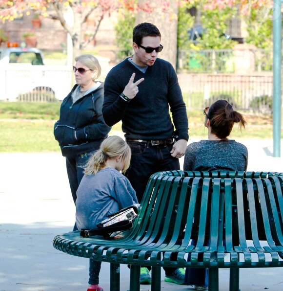 Mark Wahlberg entouré de sa précieuse famille s'éclate au parc pour enfants à Los Angeles. Le 22 décembre 2011