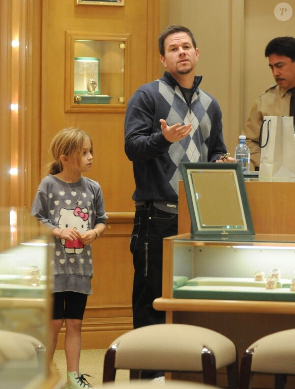Mark Wahlberg avec sa fille, choisit un cadeau pour son épouse... Le 23 décembre 2011