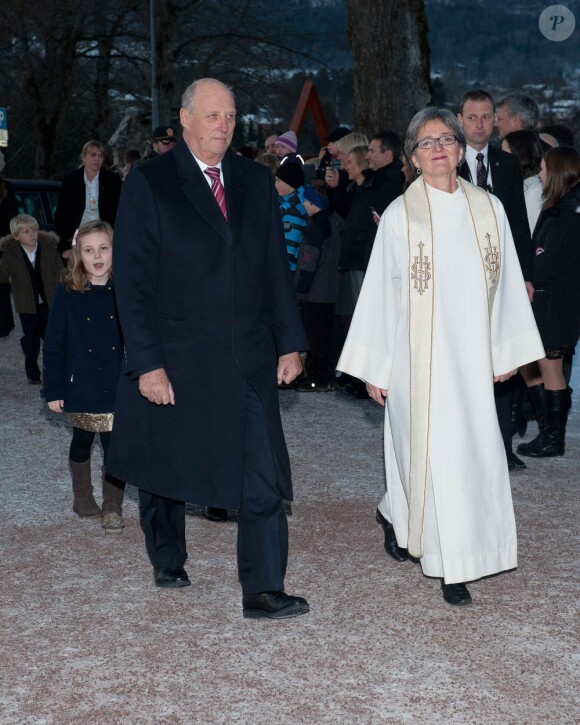 Le roi Harald et la famille royale de Norvège de sortie pour la messe de Noël, dans la soirée du 24 décembre 2011 à Oslo.