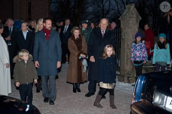 La princesse Ingrid Alexandra ne brille pas par son enthousiasme... La famille royale de Norvège de sortie pour la messe de Noël, dans la soirée du 24 décembre 2011 à Oslo.