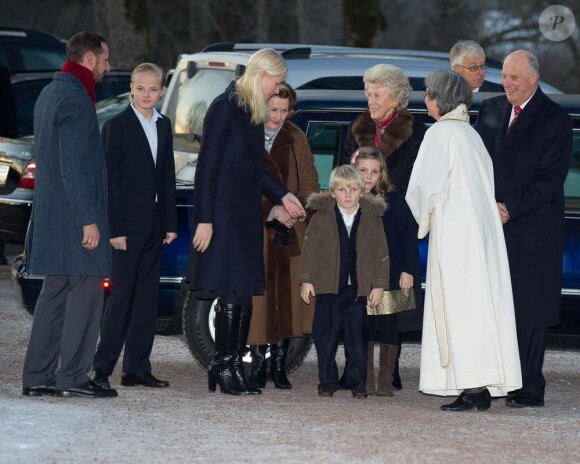 Les jeunes Sverre Magnus et Ingrid Isabella pas emballés par leur sortie à l'église ? La famille royale de Norvège de sortie pour la messe de Noël, dans la soirée du 24 décembre 2011 à Oslo.