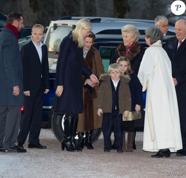 Les jeunes Sverre Magnus et Ingrid Isabella pas emballés par leur sortie à l'église ? La famille royale de Norvège de sortie pour la messe de Noël, dans la soirée du 24 décembre 2011 à Oslo.