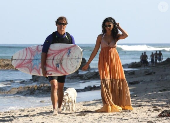En mai 2009, les amoureux profitent des joies de la plage de Malibu à Los Angeles