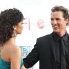 Matthew McConaughey et Camila Alves, complices et amoureux, en juin 2009 à Los Angeles durant une cérémonie officielle