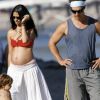 En septembre 2009 sur la plage de Malibu, Matthew McConaughey partage un moment de bonheur avec Camila Alves, enceinte, et leur petit Levi