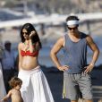 En septembre 2009 sur la plage de Malibu, Matthew McConaughey partage un moment de bonheur avec Camila Alves, enceinte, et leur petit Levi