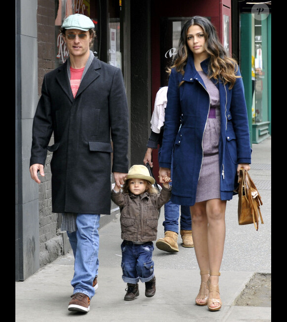 Matthew McConaughey et Camila Alves : promenade à New York en mars 2010 avec leur adorable petit Levi
