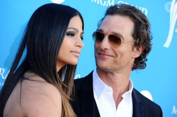 En avril 2010 à Las Vegas, Matthew McConaughey ne peut détacher son regard de sa belle Camila Alves