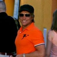 Jon Bon Jovi, encore en vacances : en famille, il ''s'échoue'' sur une plage