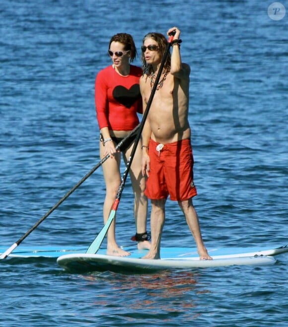 Steven Tyler, du groupe Aerosmith, et sa compagne Erin Brady en pleine séance de surf paddling à Hawaï, le 15 novembre 2011.