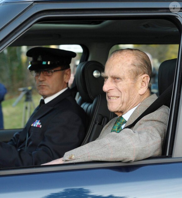 Le prince Philip, époux de la reine Elizabeth II, quittait mardi 27 décembre au matin l'hôpital Papworth de Cambridge, où il avait été admis le vendredi 23, après avoir subi une intervention chirurgicale pour la pose d'un stent. Il rejoint en Range Rover sa famille à Sandringham (Norfolk).